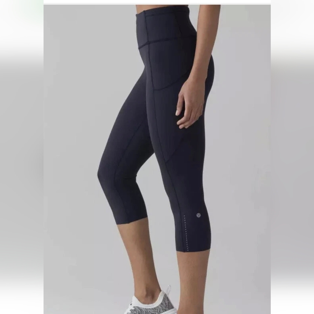 lululemon athletica Black Cropped Workout Leggings with Pockets Size 6. LW6AS5S